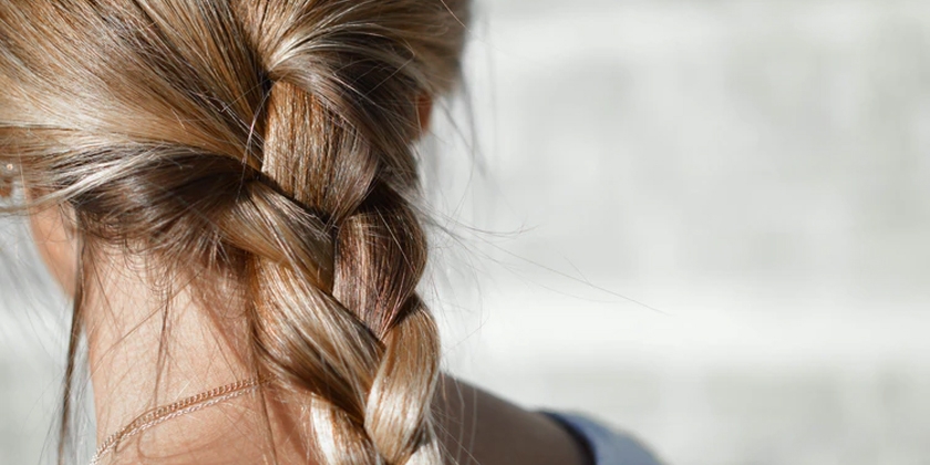 Comment couvrir les cheveux blancs au naturel ?